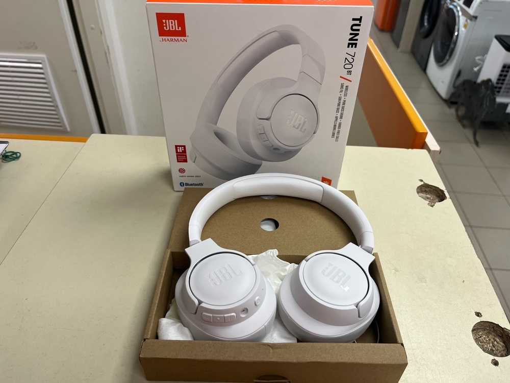 Наушники беспроводные JBL Tune 720BT;