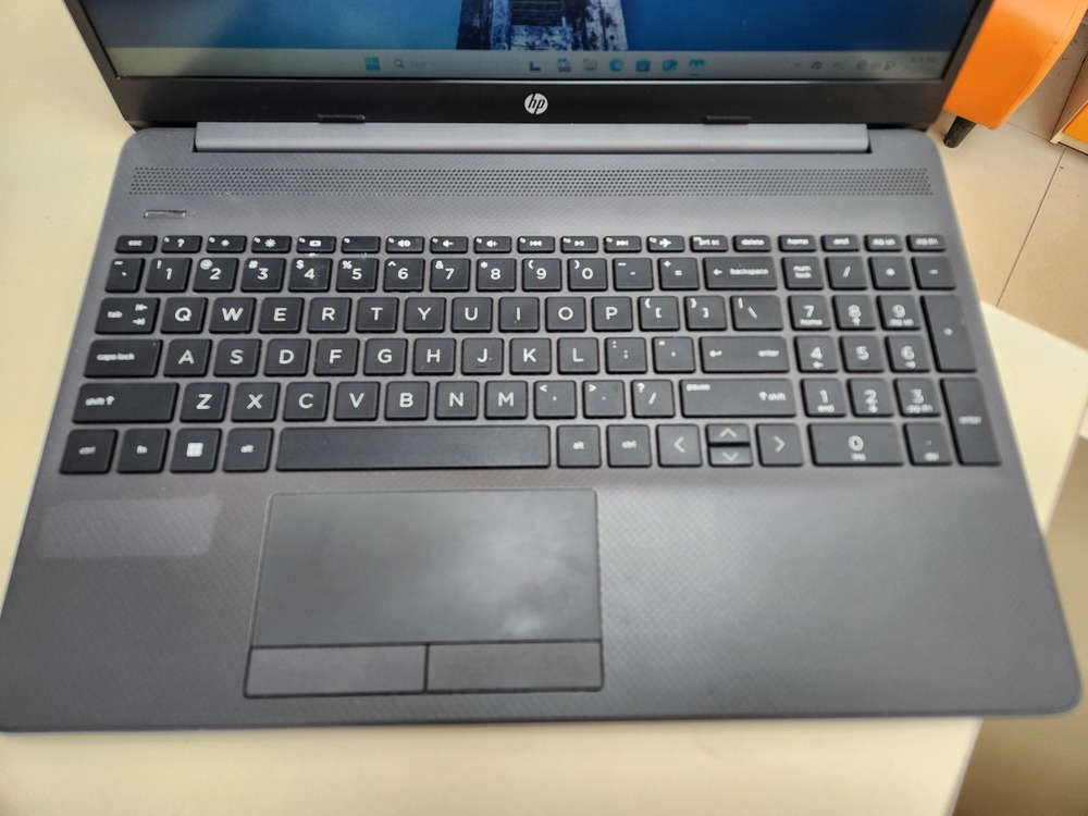 Ноутбук HP; Silver 3050U, AMD Radeon (TM) Graphics, 4 Гб, 256 Гб, Нет