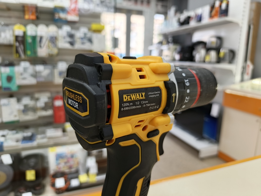 Шуруповерт Dewalt 18V XR;