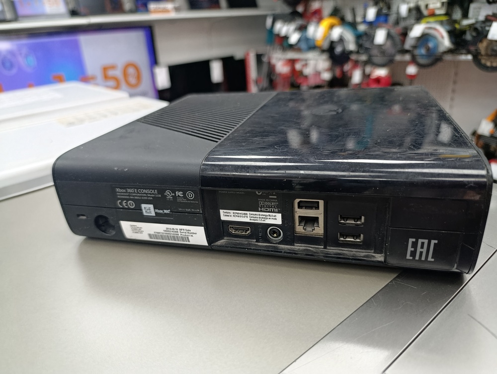 Игровая приставка Xbox 360;