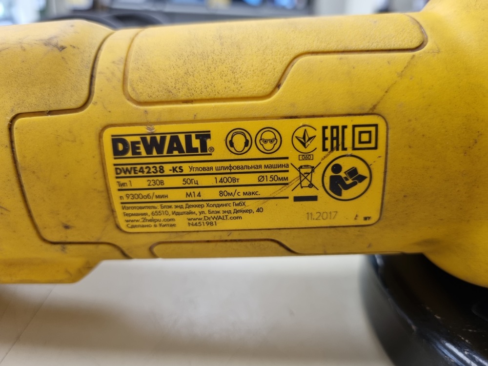 Угловая шлифмашина Dewalt DWE4238;
