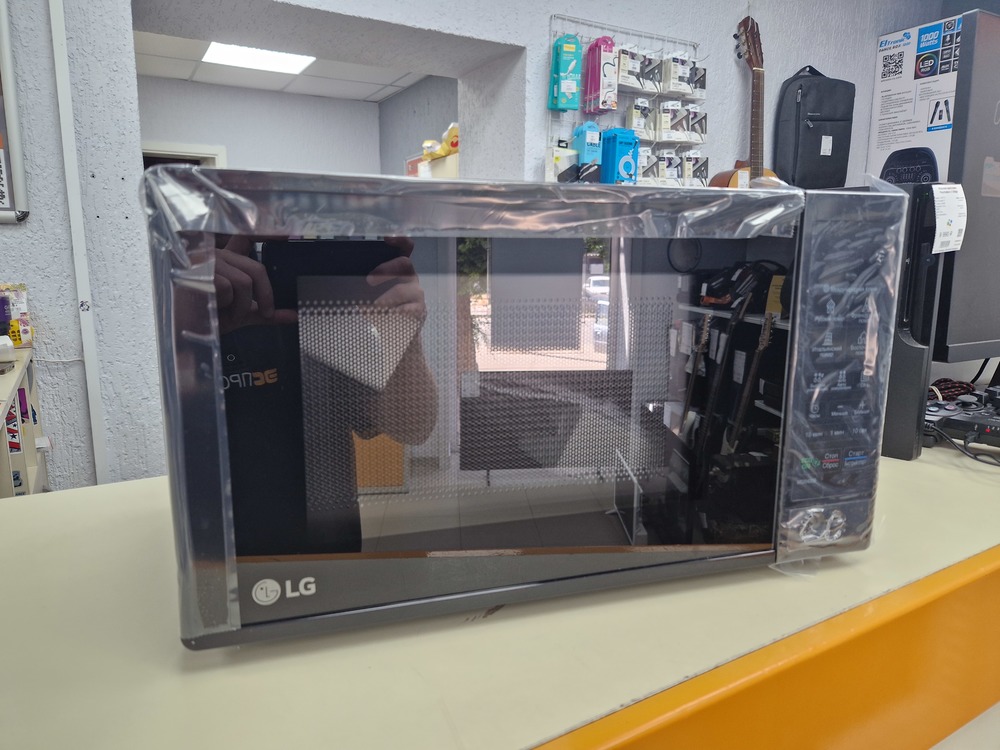 Микроволновая печь LG MS2042DB