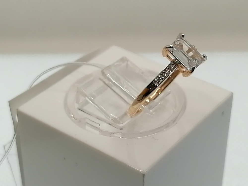 КОЛЬЦО С КАМНЯМИ (Au 585)