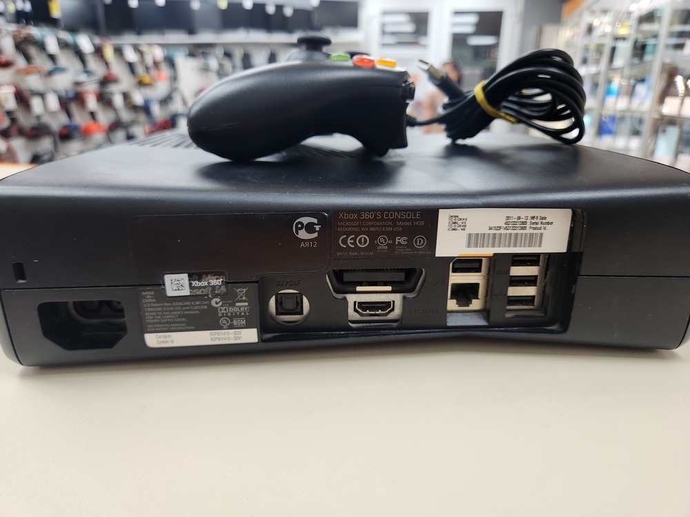 Игровая приставка Xbox 360;
