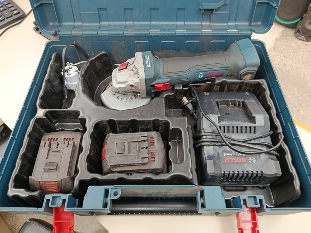 Угловая шлифмашина Bosch GWS 180-LI;