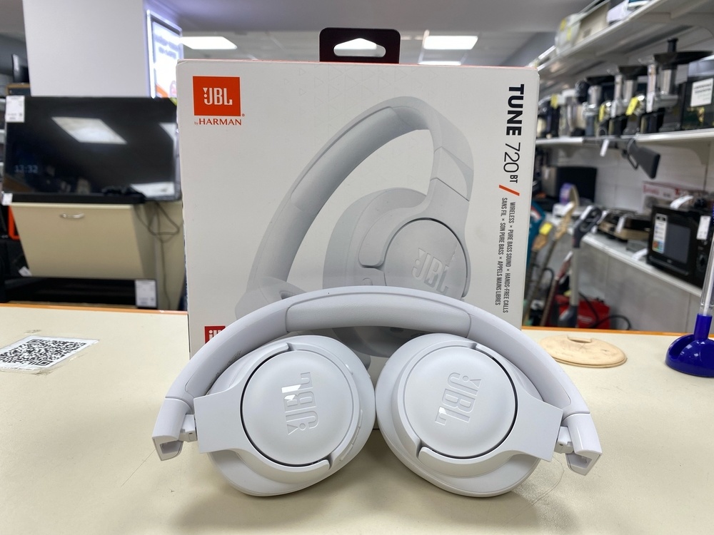 Наушники беспроводные JBL Tune 720BT;