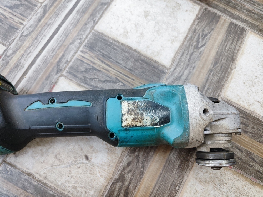 Угловая шлифмашина Makita DGA404