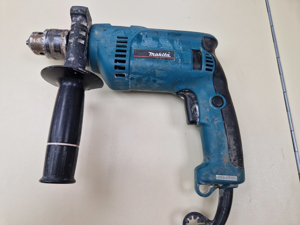 Дрель-ударная Makita HP1620.