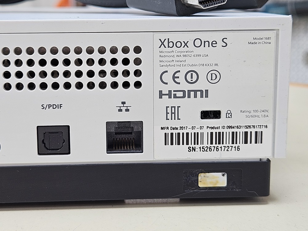 Игровая приставка Xbox One S 1TB Игровая приставка Xbox One S 1TB