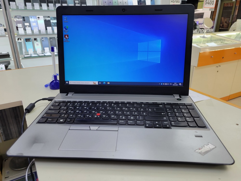 Ноутбук Lenovo; Core i3-6006U, Intel HD Graphics 520, 4 Гб, 240 Гб, Нет