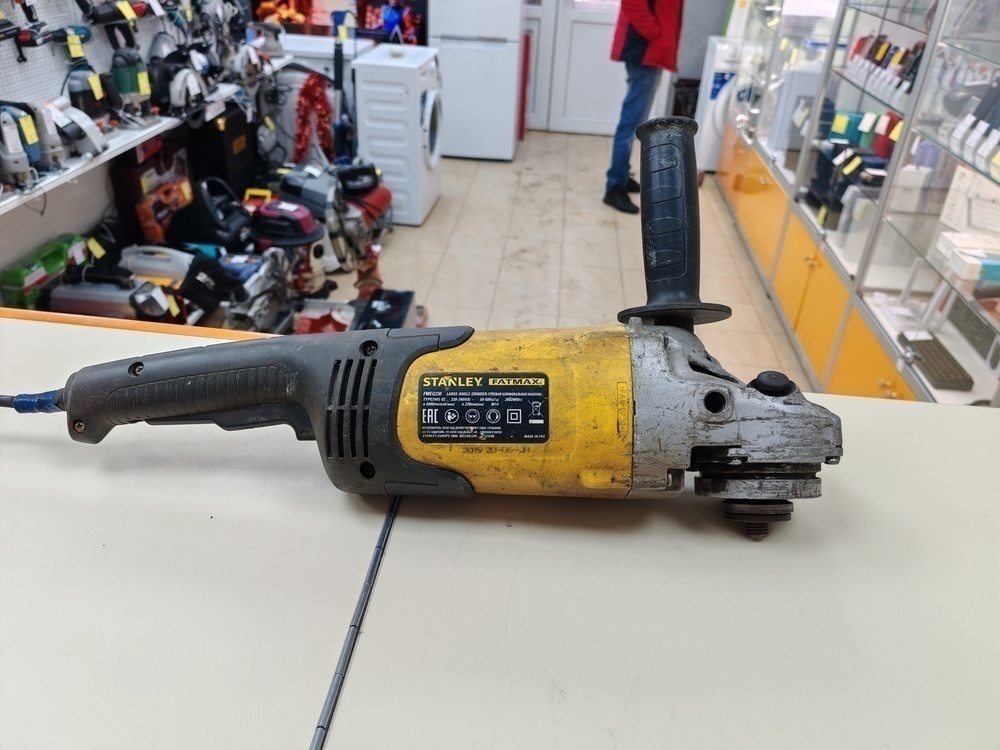 Угловая шлифмашина Stanley FMEG230