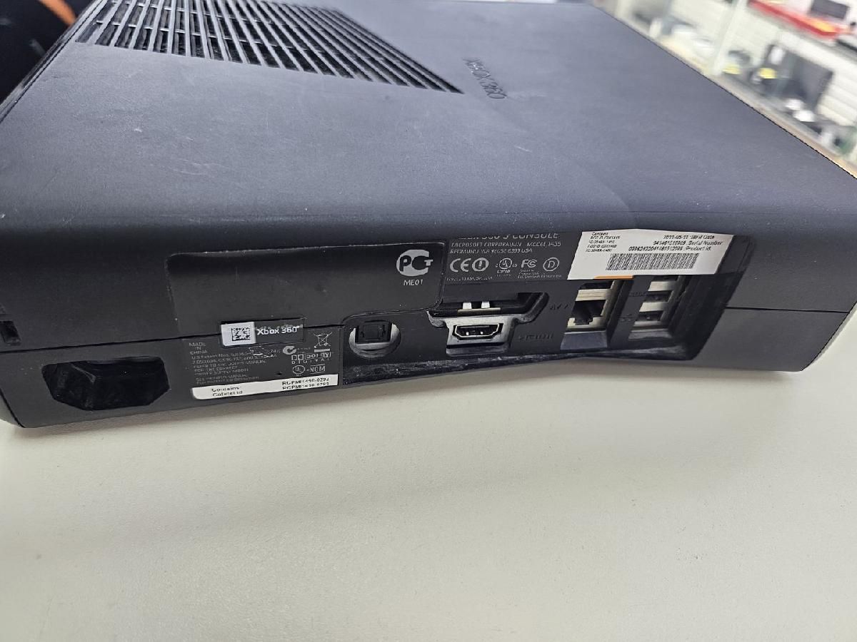 Игровая приставка Xbox 360;