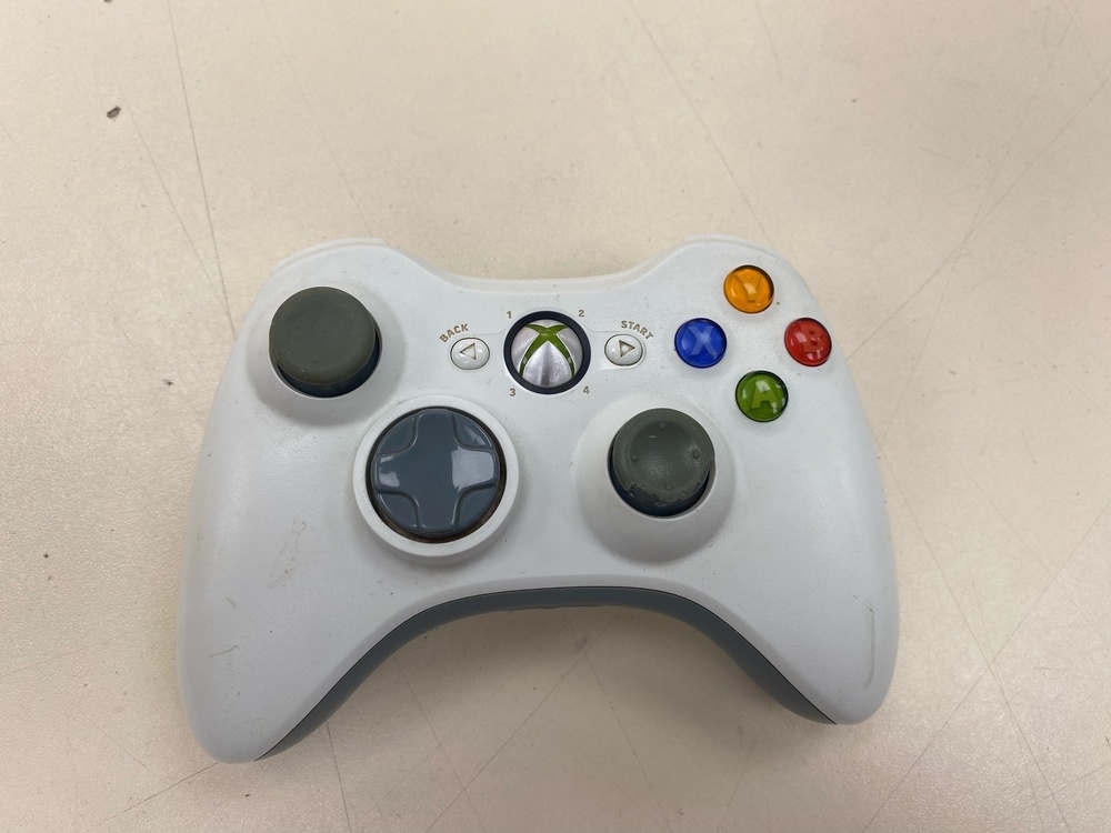 Игровая приставка Xbox 360;