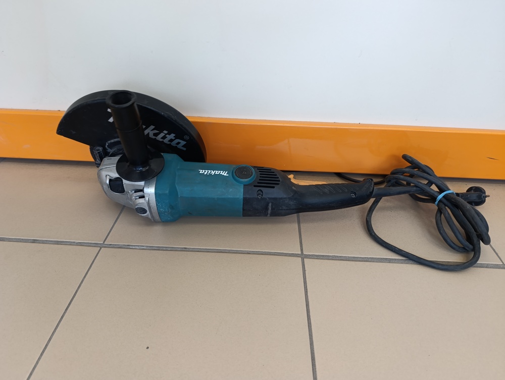 Угловая шлифмашина Makita GA9020