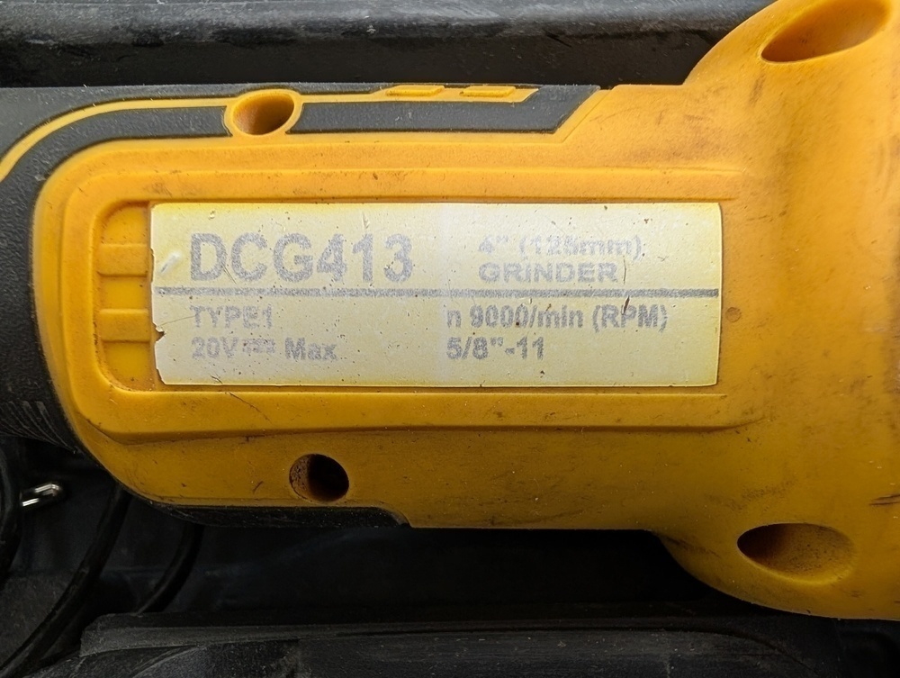 Угловая шлифмашина Dewalt DCG413