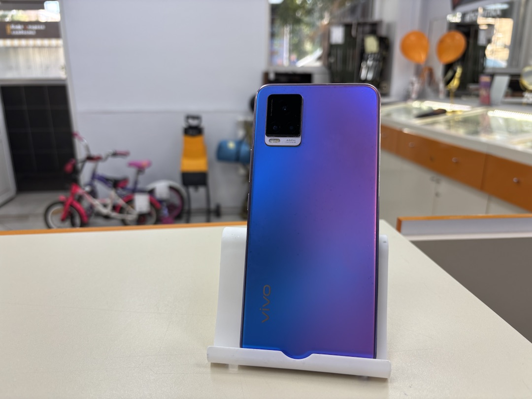 Смартфон Vivo V20 8/128