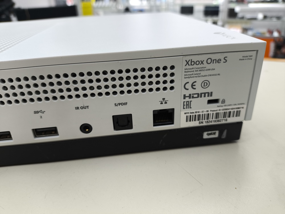 Игровая приставка Xbox One S 1TB Игровая приставка Xbox One S 1TB