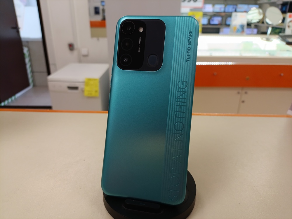 Смартфон Tecno Spark 8C 4/64