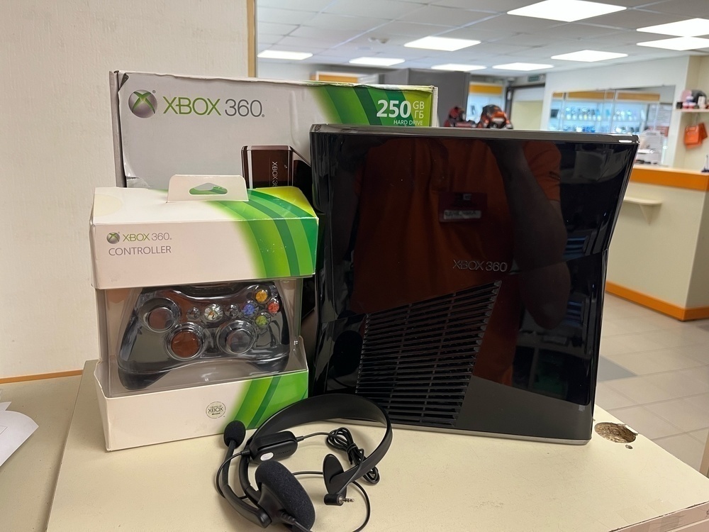 Игровая приставка Xbox 360;