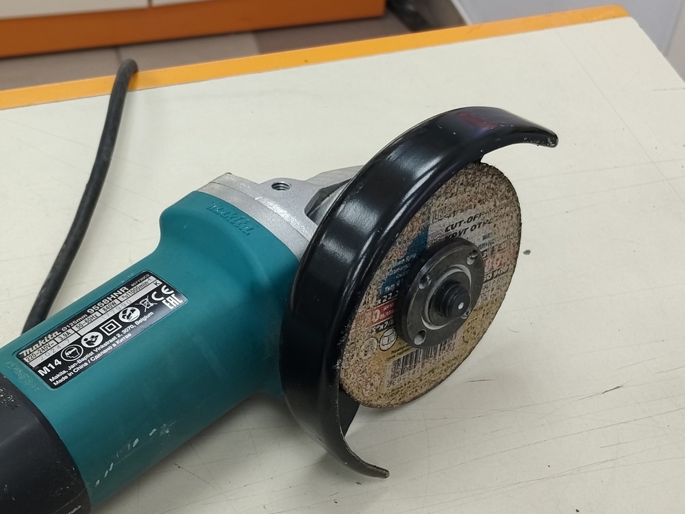 Угловая шлифмашина Makita 9558HNR