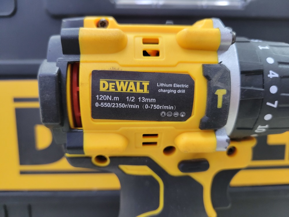 Шуруповерт Dewalt 18V XR;