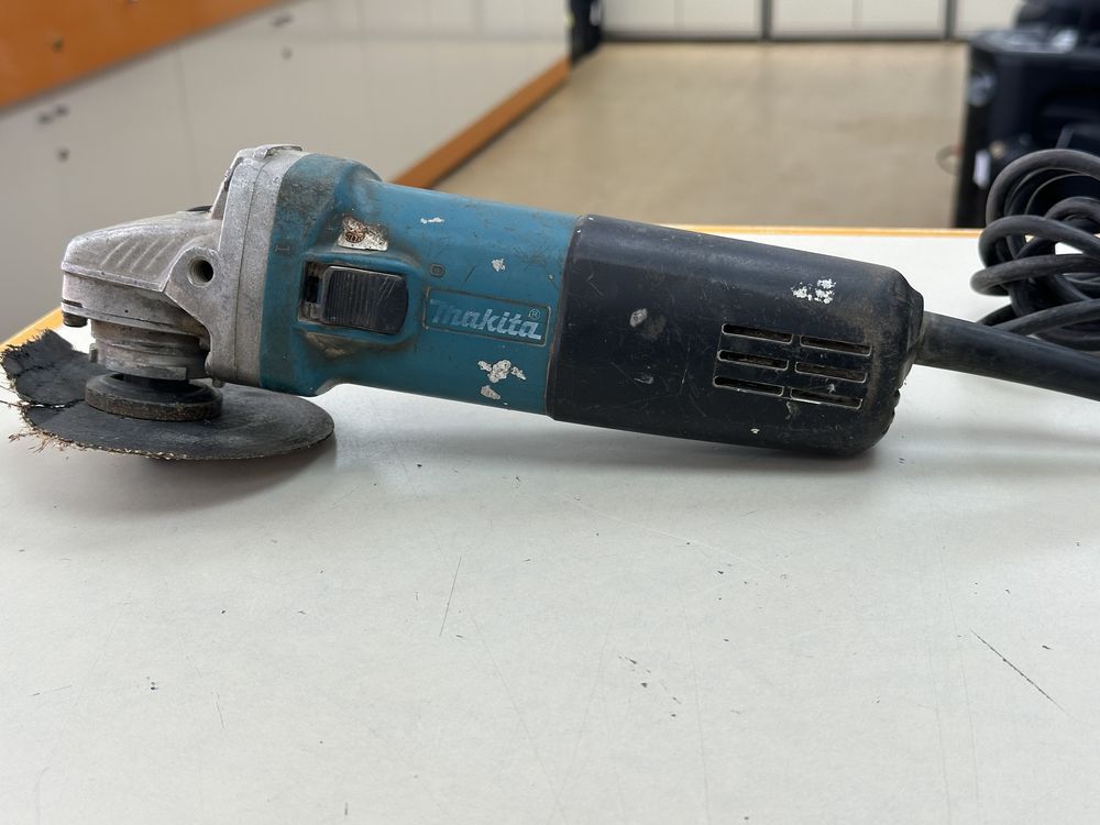 Угловая шлифмашина Makita 125