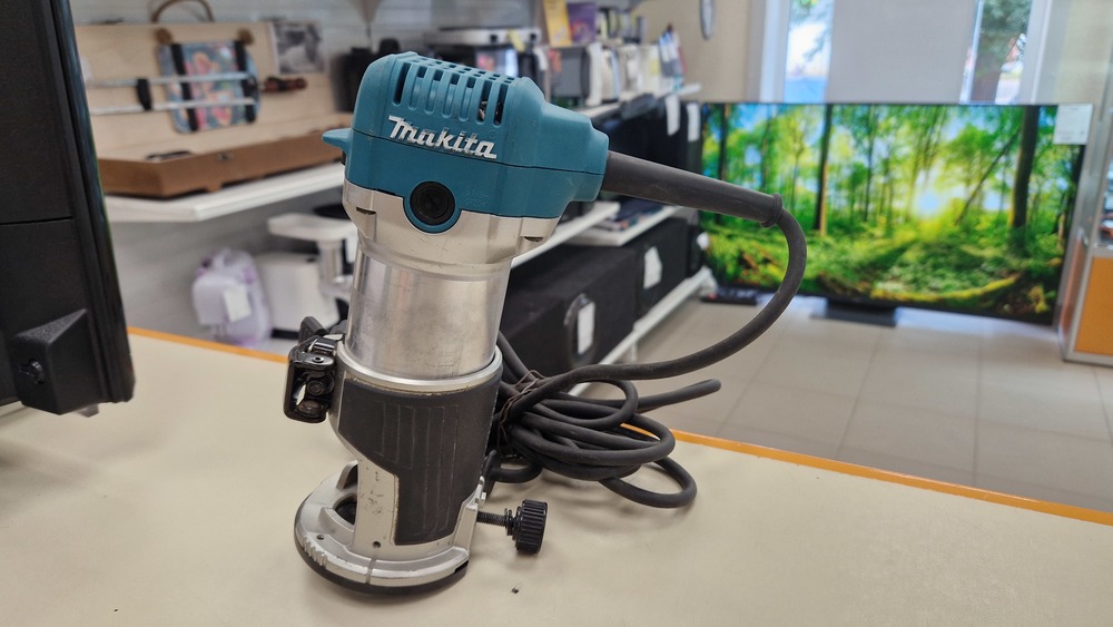 Фрезер Makita RT0700C;