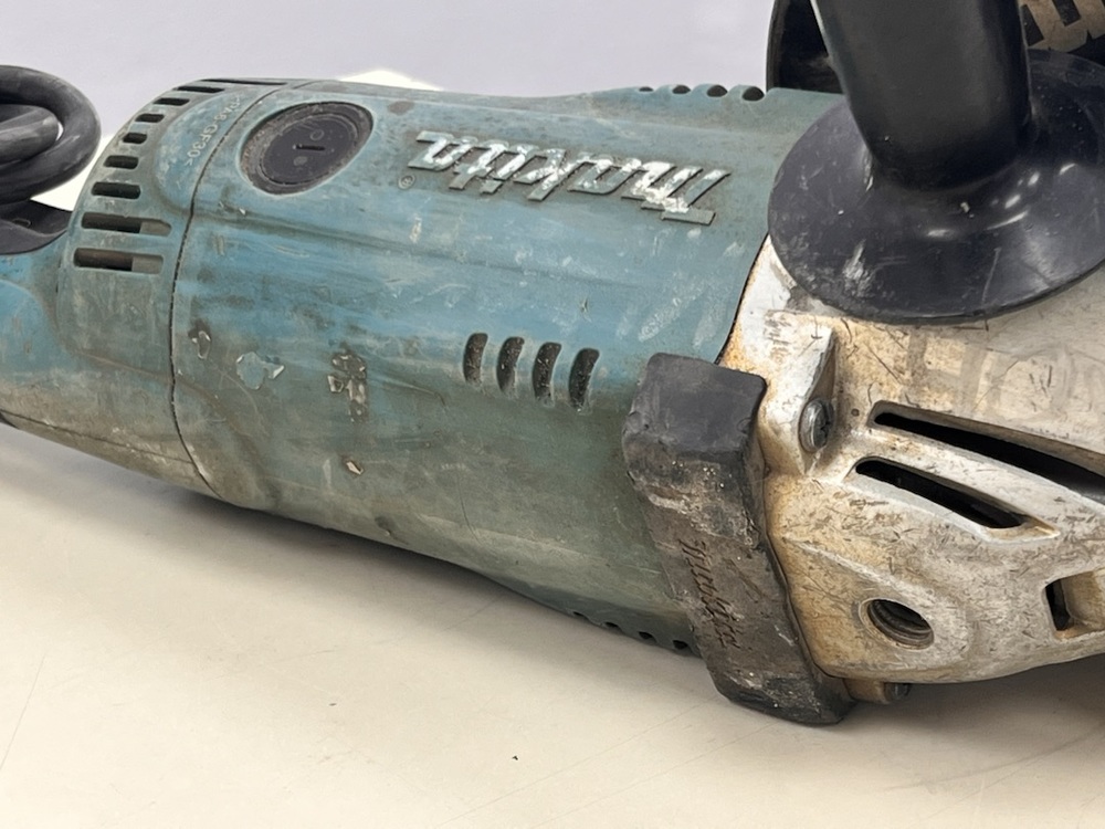 Угловая шлифмашина Makita GA9020