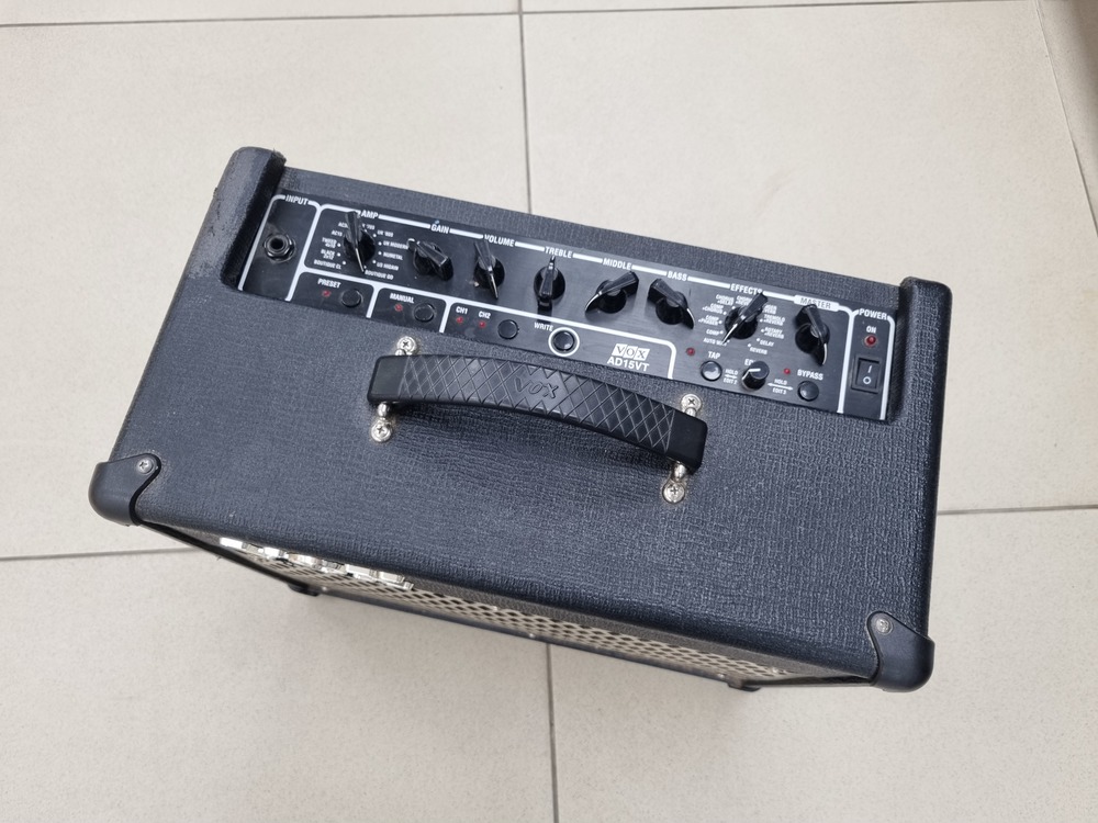 Комбоусилитель для гитар VOX AD15VT