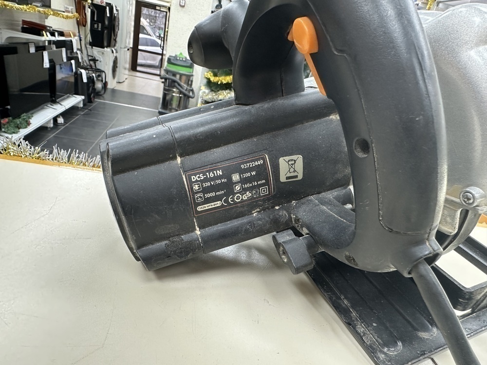 Дисковая пила Defort DSS-161N