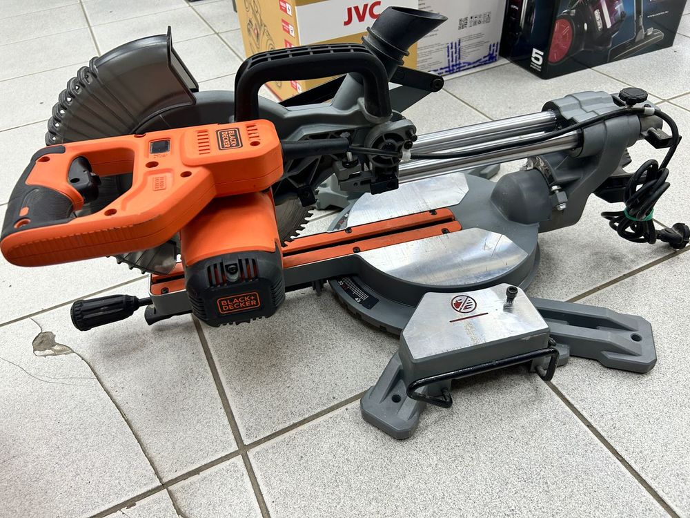 Торцовочная пила Black&Decker BES700