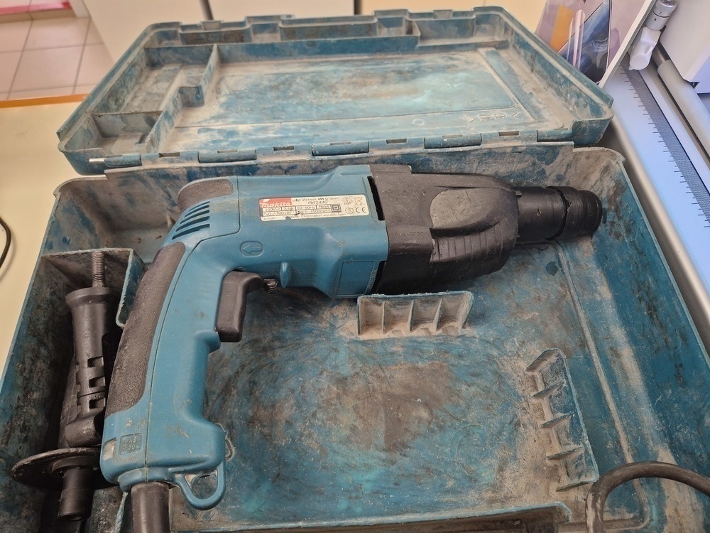Перфоратор Makita HR 2440