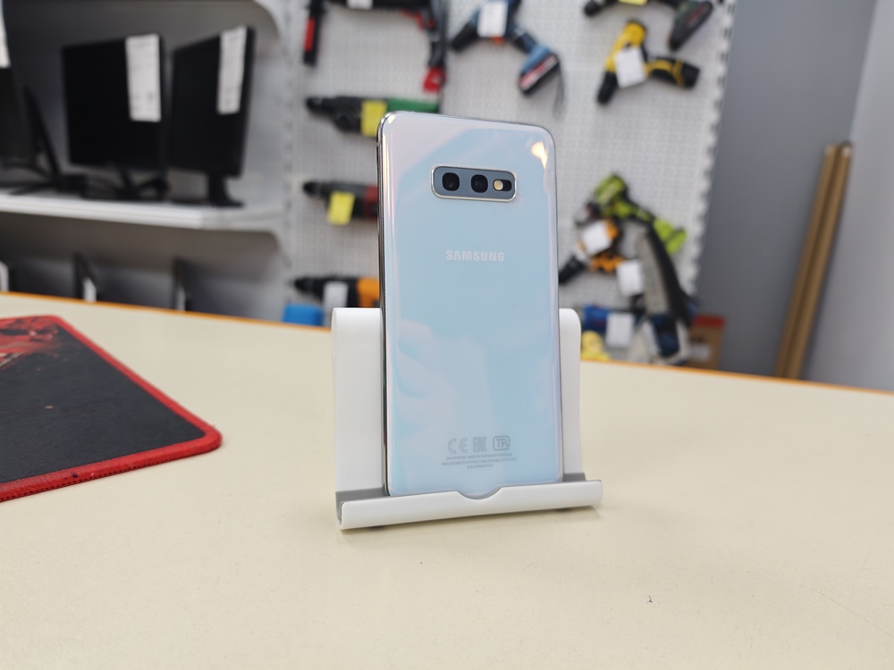 Смартфон Samsung Galaxy S10e 6/128