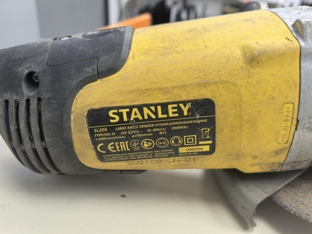 Угловая шлифмашина Stanley SL209