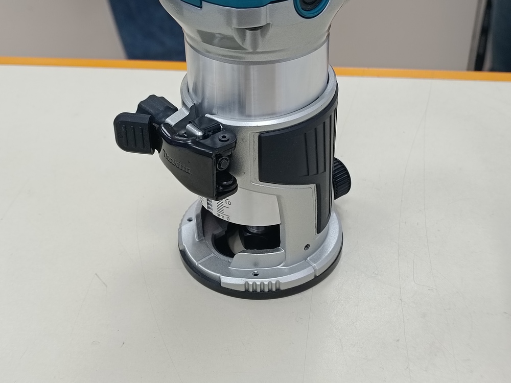 Фрезер Makita RT0702C