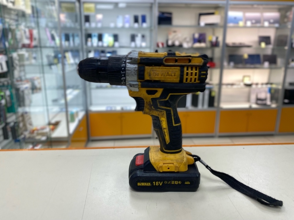 Шуруповерт Dewalt DF 0300