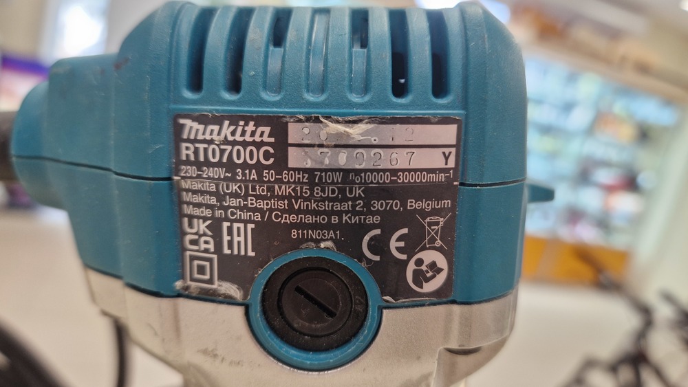 Фрезер Makita RT0700C;