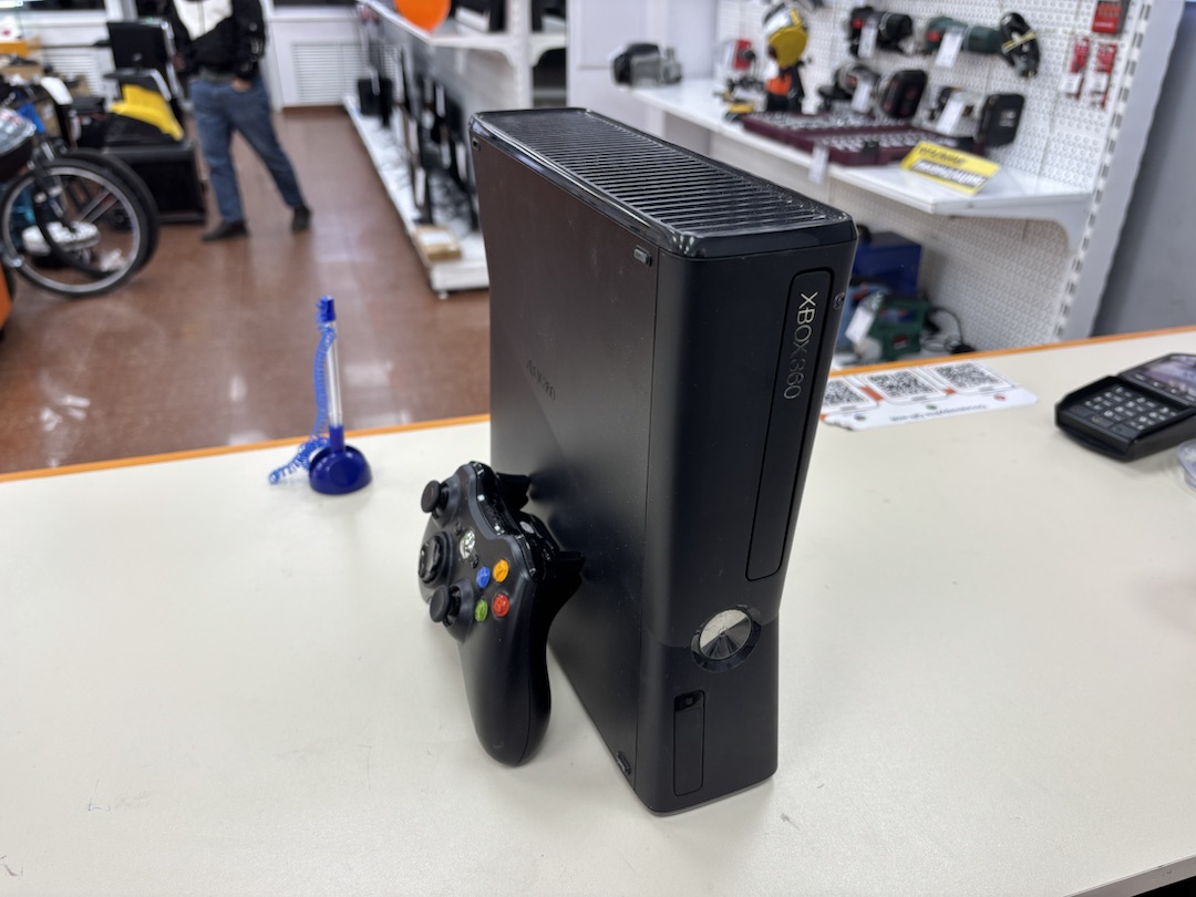 Игровая приставка Xbox 360;