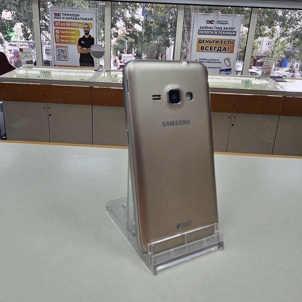 Смартфон Samsung Galaxy J1 2016 1/8