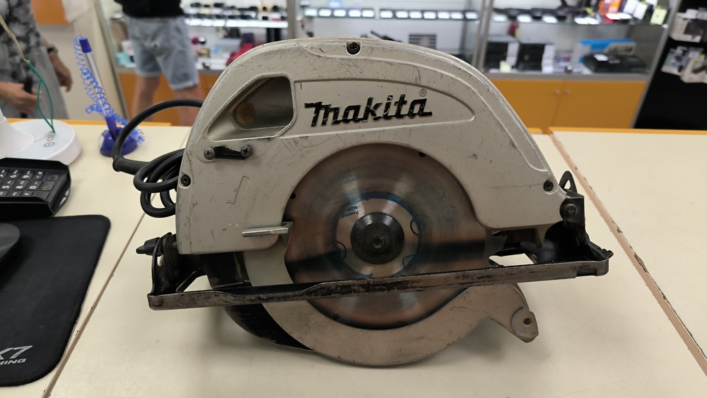Дисковая пила Makita 5704R