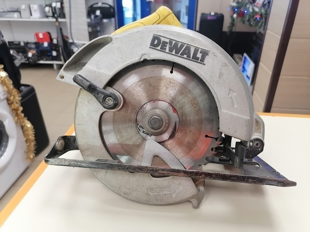 Дисковая пила Dewalt DWE 560