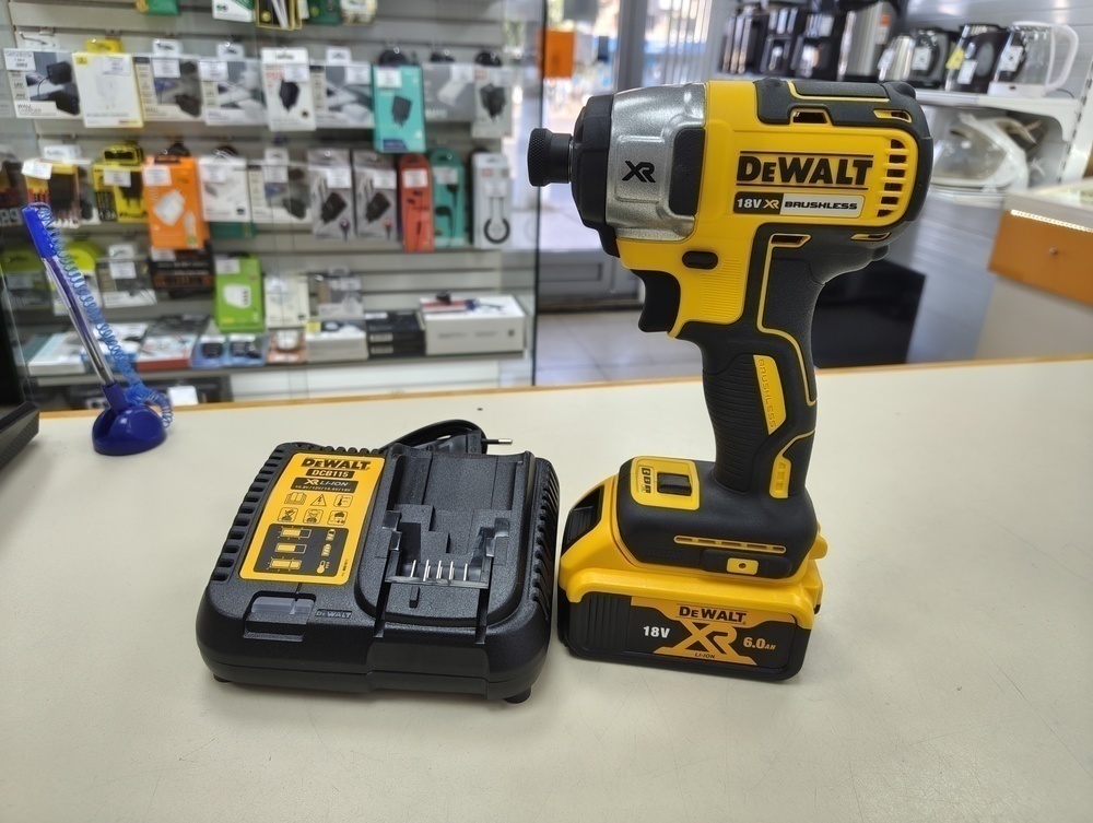 Шуруповерт Dewalt DCF887