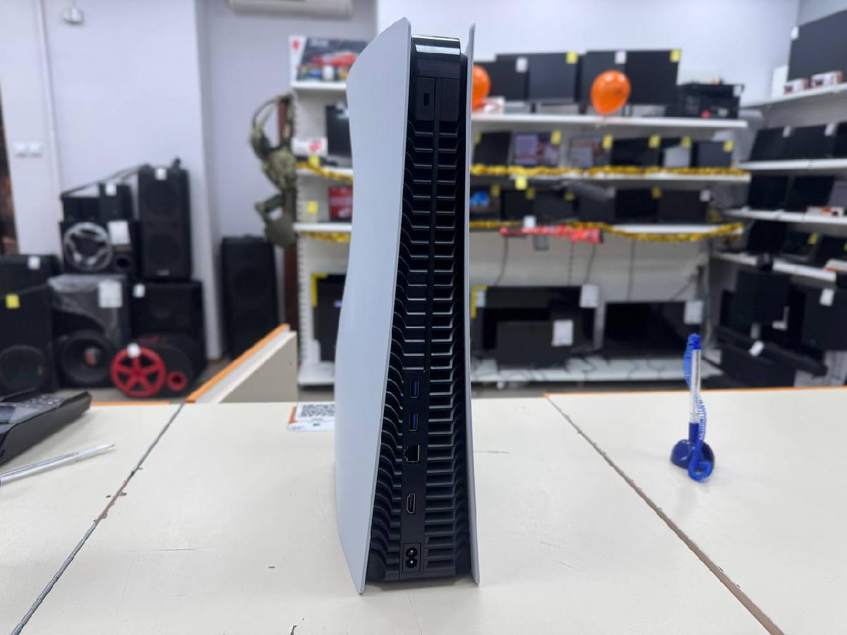 Игровая приставка PlayStation 5 825Gb (С дисководом)