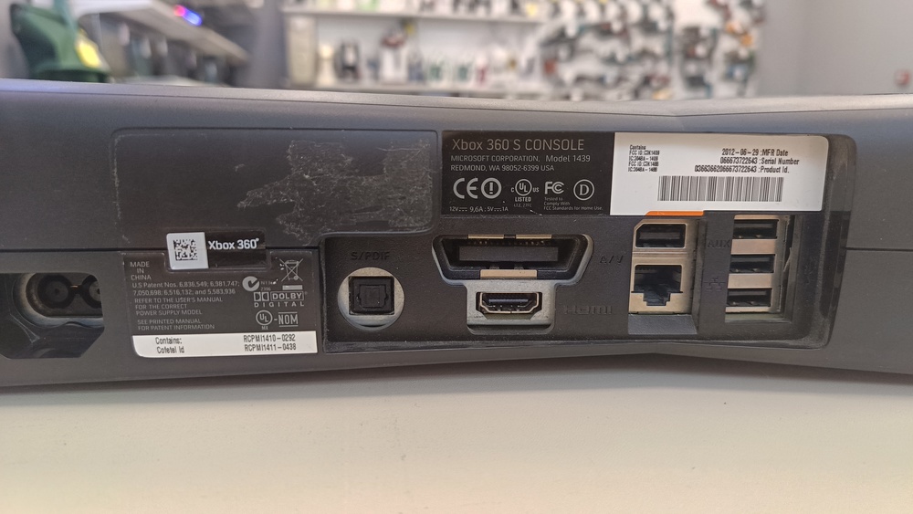 Игровая приставка Xbox 360;