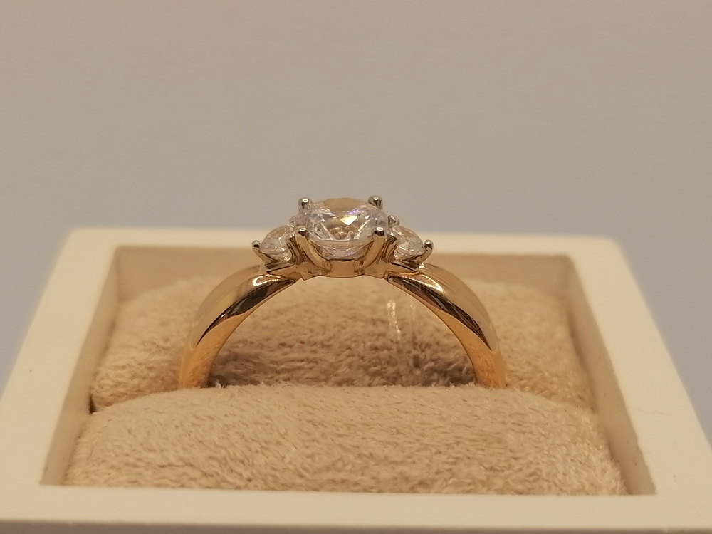 КОЛЬЦО С КАМНЯМИ (Au 585)