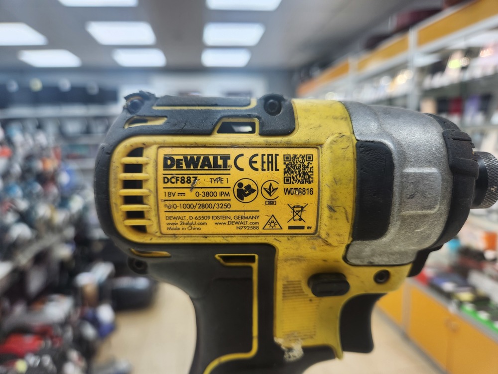Шуруповерт Dewalt DCF887