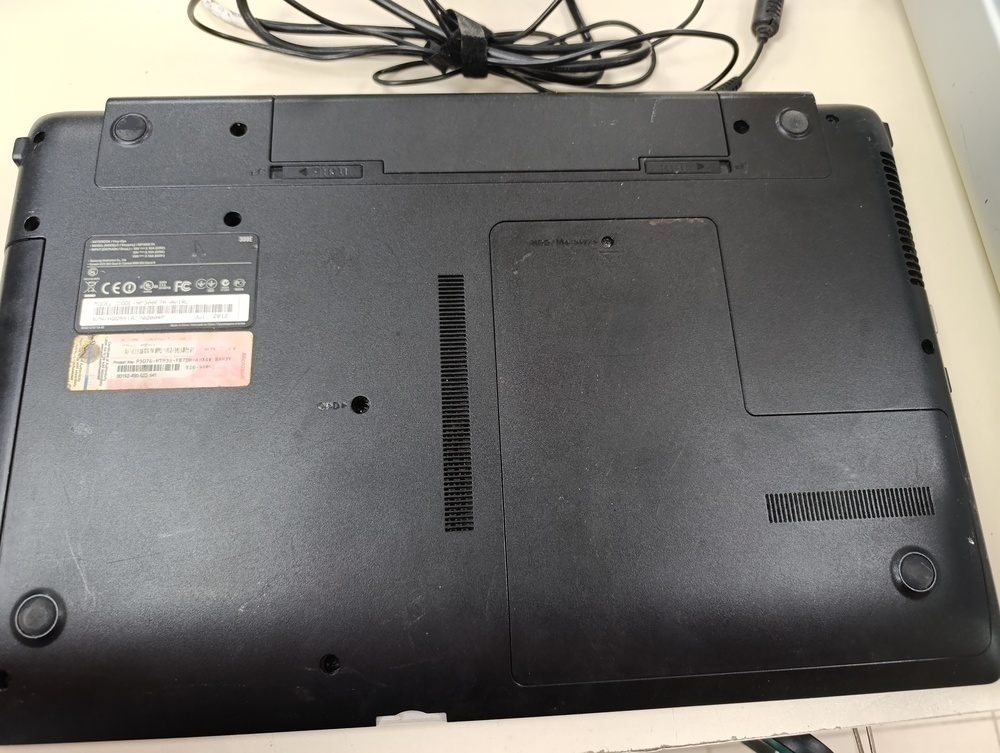 Ноутбук Samsung 300E; Pentium B950, HD Graphics, 4 Гб, 500 Гб