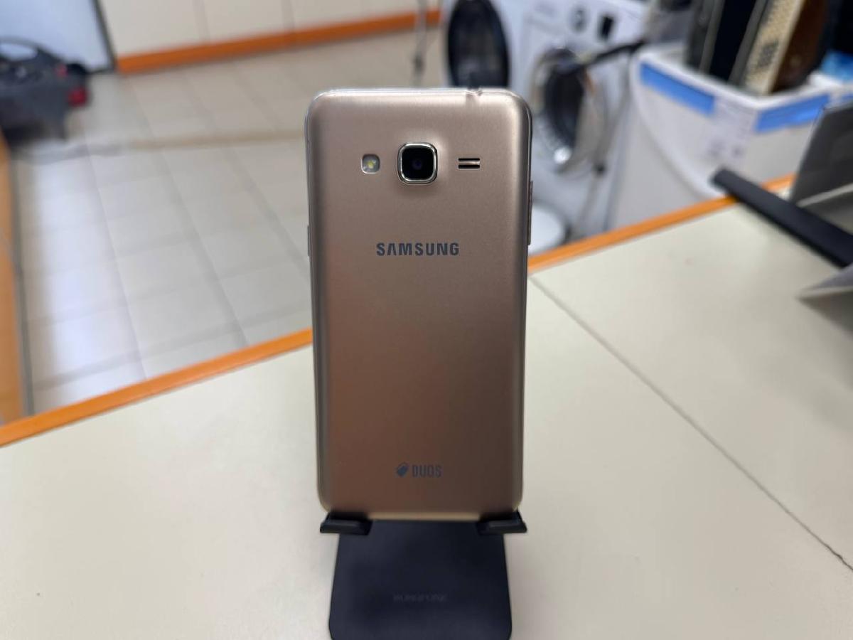 Смартфон Samsung Galaxy J1 2016 1/8