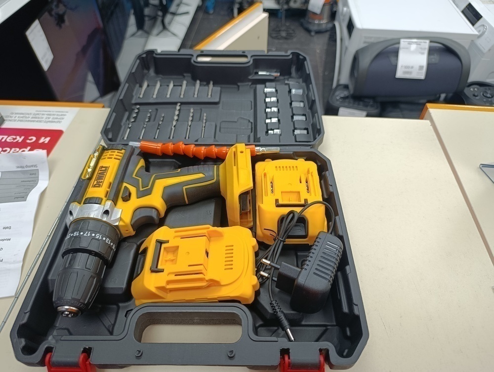 Шуруповерт Dewalt NoName
