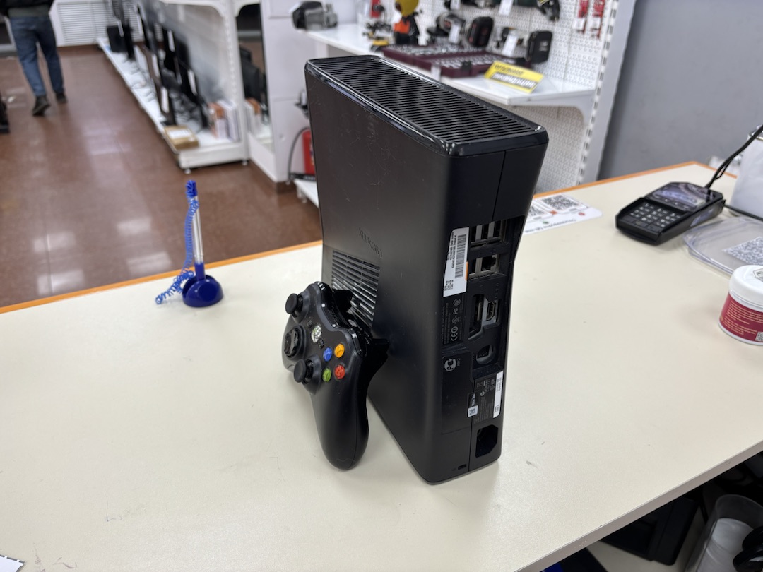 Игровая приставка Xbox 360;